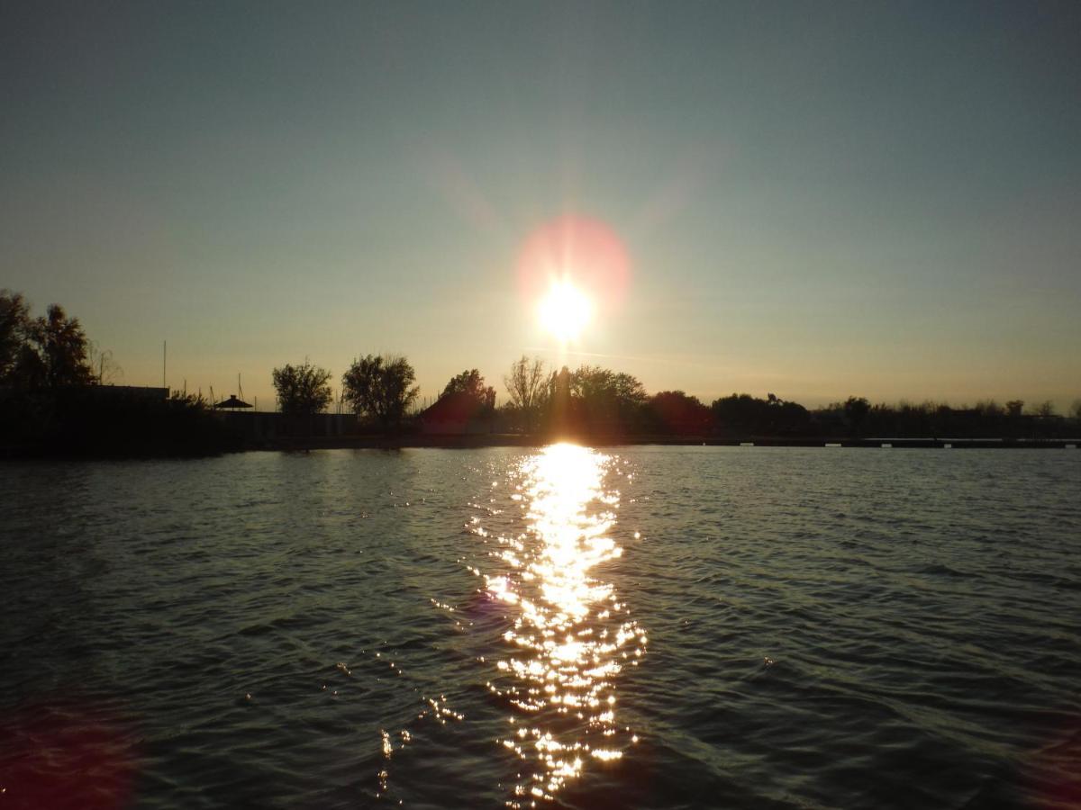 Pfahlbau Sunset I Toplage Elektroboot Inklusive Rust Exteriör bild