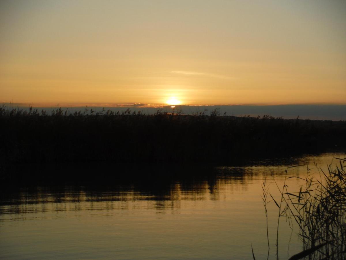Pfahlbau Sunset I Toplage Elektroboot Inklusive Rust Exteriör bild