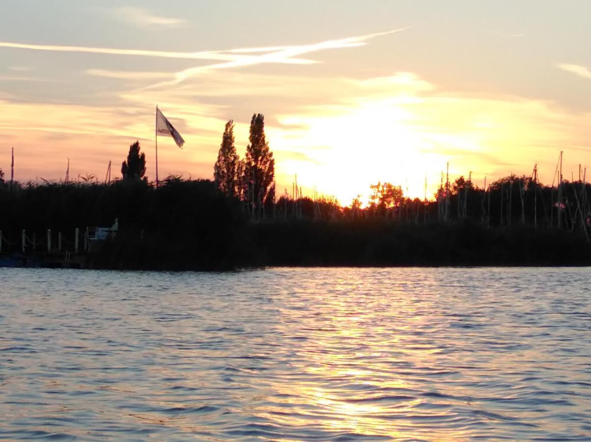 Pfahlbau Sunset I Toplage Elektroboot Inklusive Rust Exteriör bild