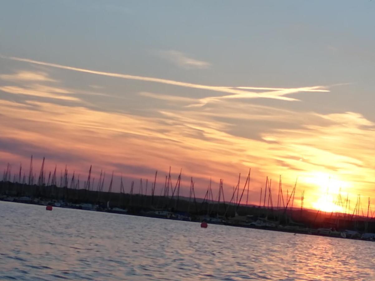 Pfahlbau Sunset I Toplage Elektroboot Inklusive Rust Exteriör bild