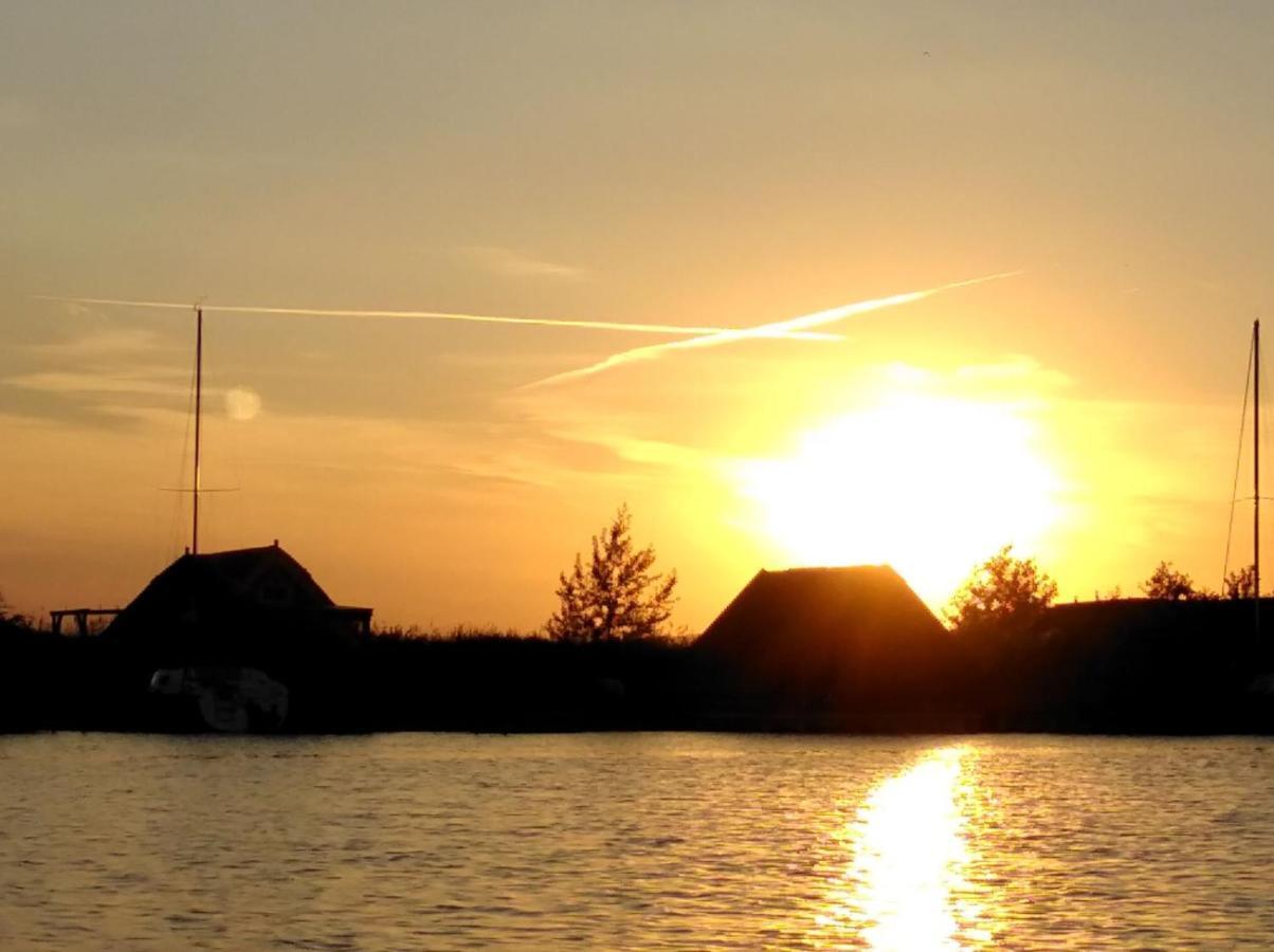 Pfahlbau Sunset I Toplage Elektroboot Inklusive Rust Exteriör bild